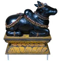 Antique figure de taureau en bois sculpté d'Inde du Sud représentant une divinité hindoue Nandi