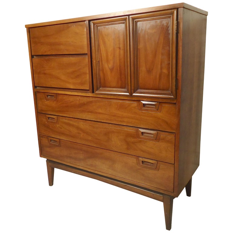 Walnut Gentleman's Chest For Sale at 1stDibs