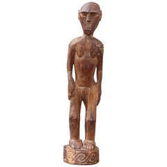Sculpture ou sculpture en bois d'une figure debout de l'île de Sumba, Indonésie
