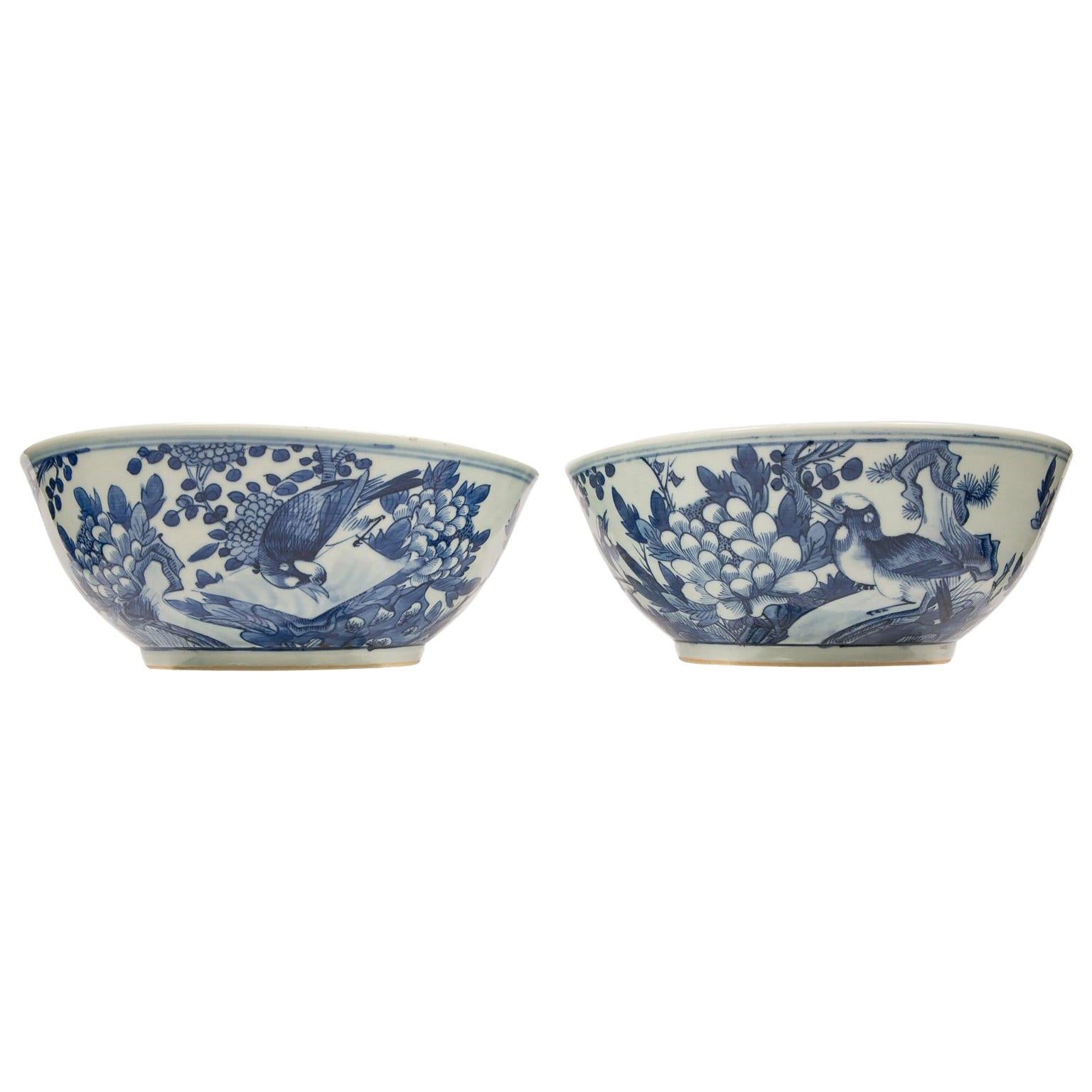 Paar blau-weiße chinesische Porzellanschalen, handbemalt aus der Qing-Dynastie, ca. 1880