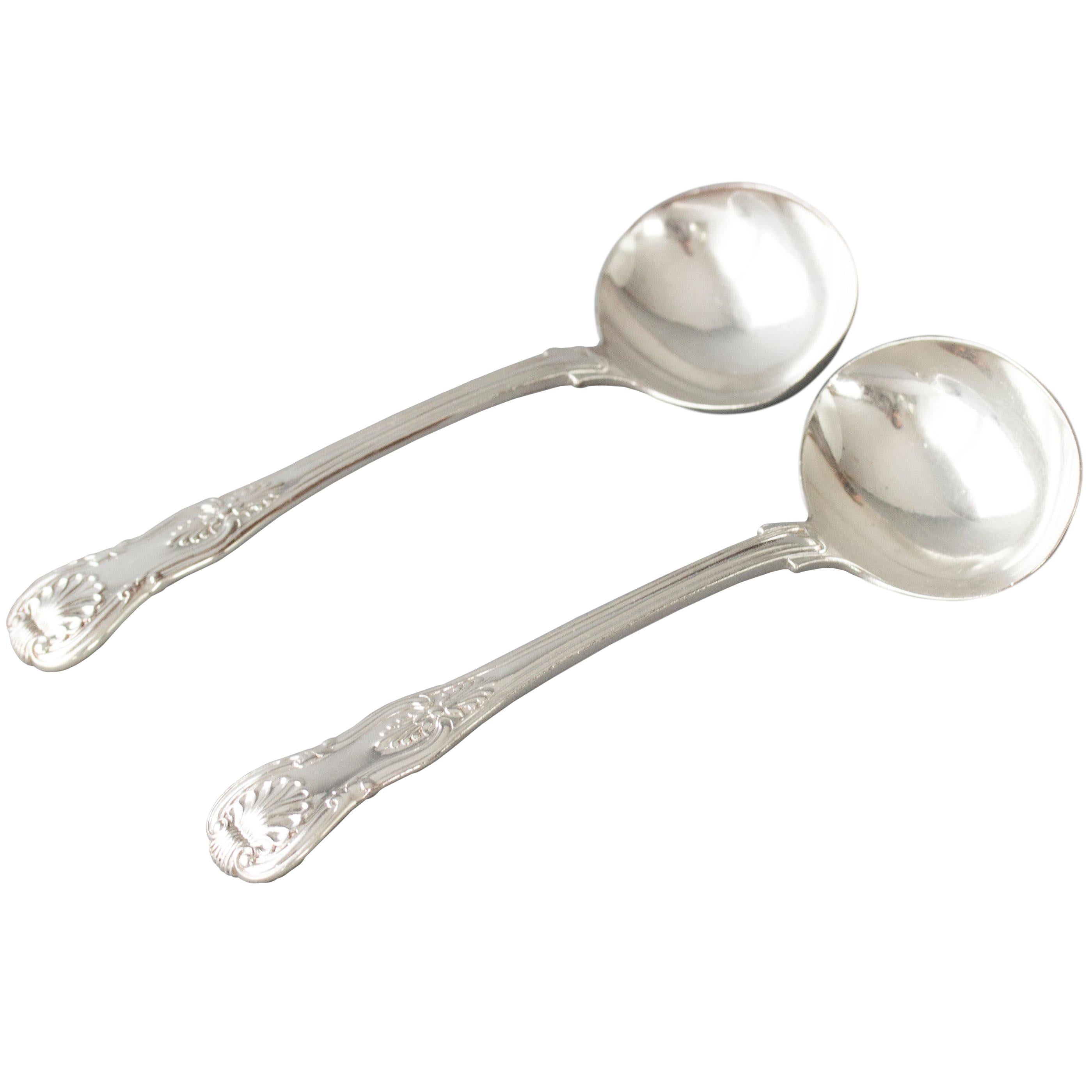 Pareja de cucharones de salsa Kings Pattern, por William Eaton, Londres, 1834