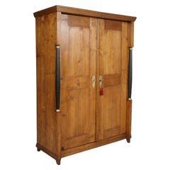 Armoire d'armoire autrichienne de style Empire du 18ème siècle à deux portes en bois de loupe