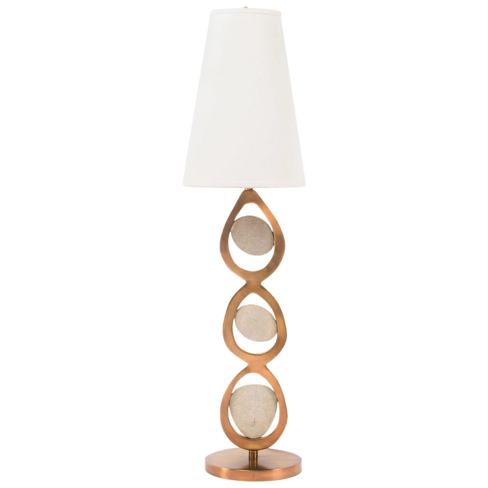 Lampe de table Patina en galuchat ou coquillage avec patine bronze laiton par R&Y Augousti 