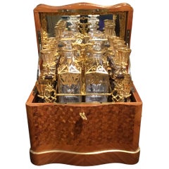 Ensemble Tantalus en bois de rose, bois de roi et bois de tulipe avec verres Baccarat