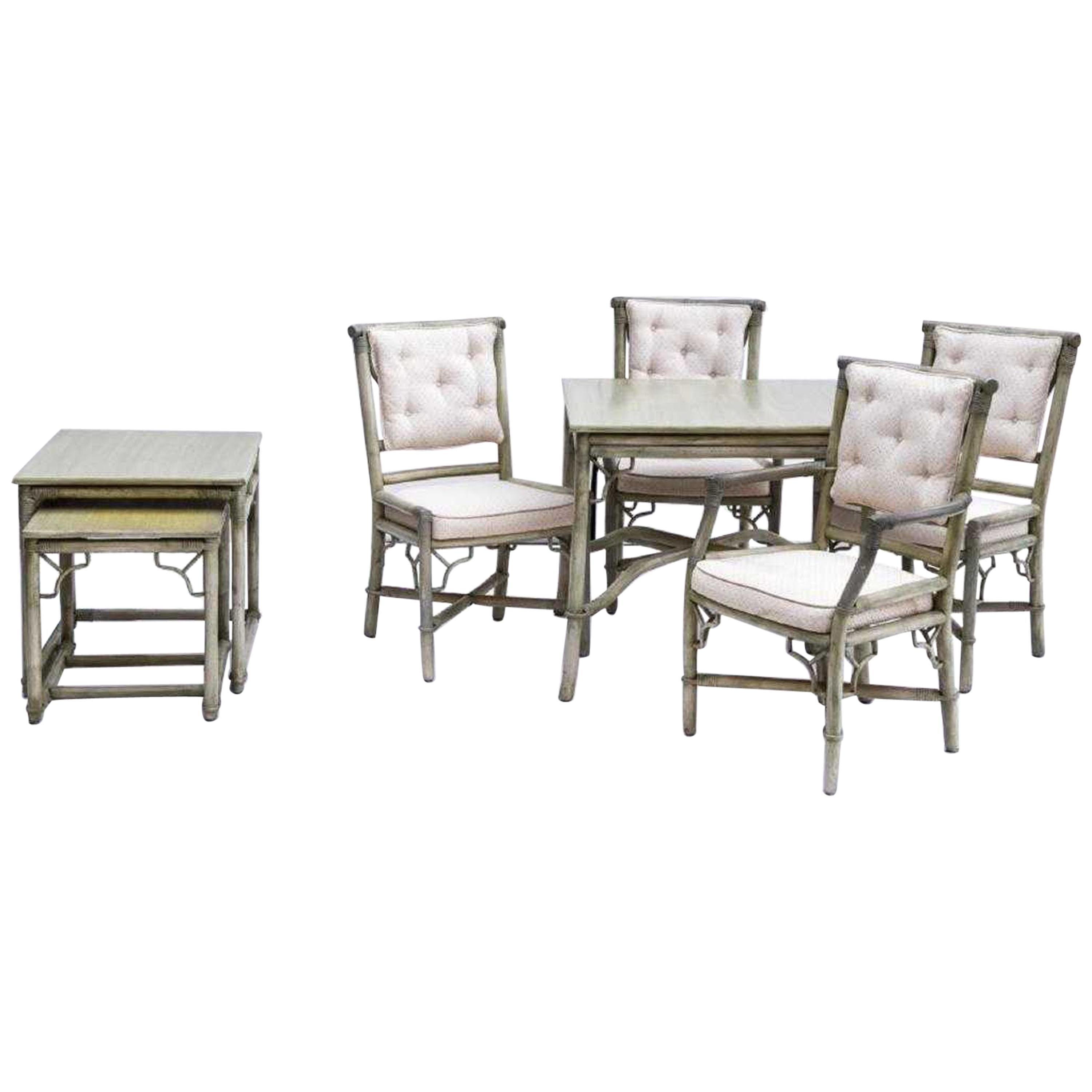 Table et chaises et tables d'appoint en faux bambou et rotin en vente