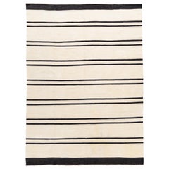 Tapis Kilim contemporain en laine tissé à plat à rayures noires et blanches