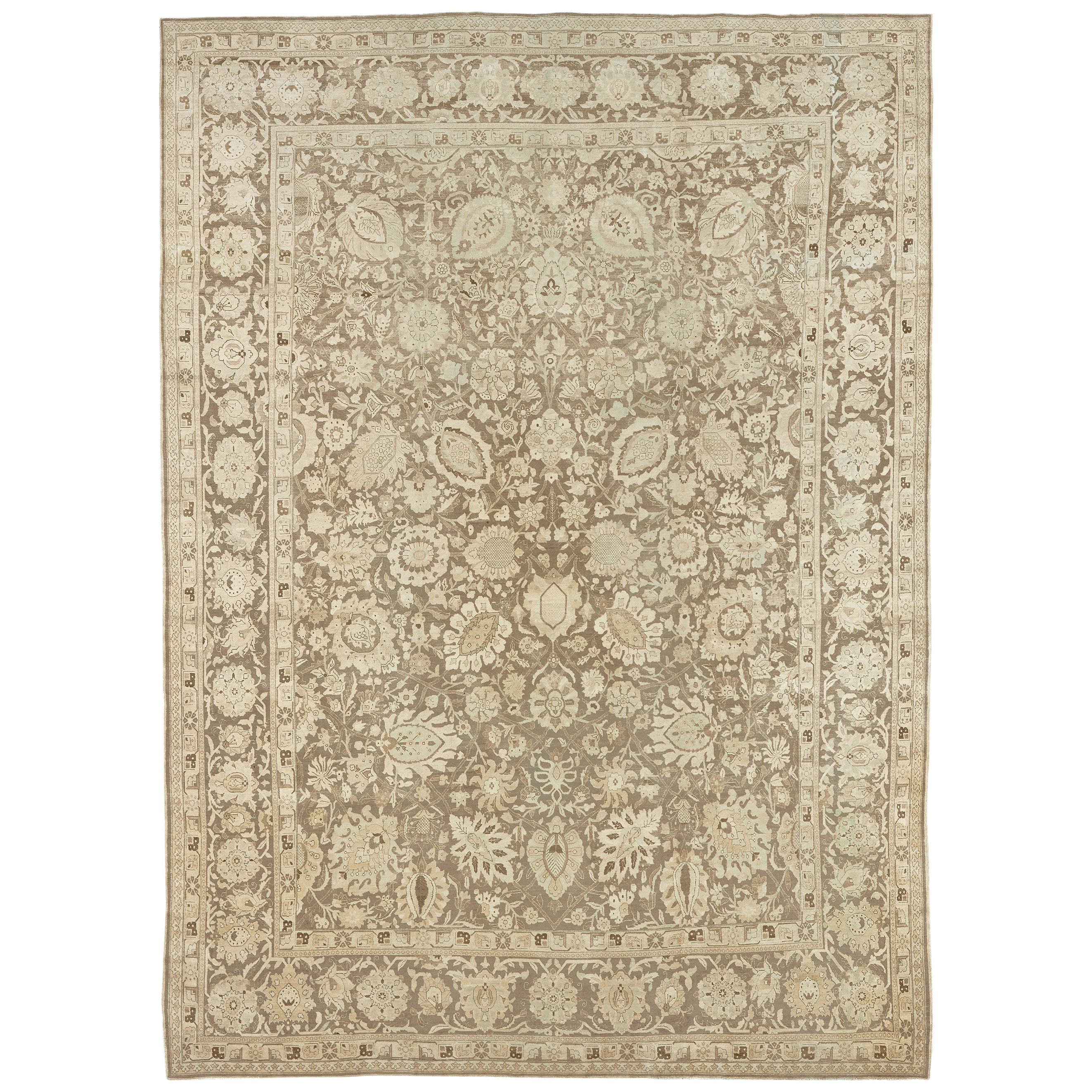 Persischer Täbriz-Teppich aus dem späten 19. Jahrhundert im Angebot bei  1stDibs