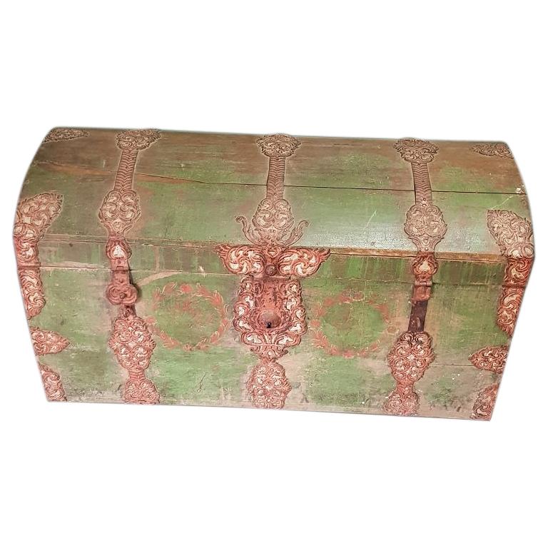 Mid-18th Century Scandinavian Oak Bridal Dome Trunk, Dated 1745 For Sale