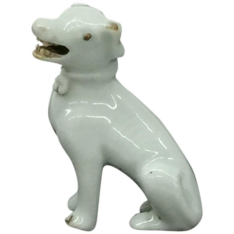 Chinese porcelain sitting dog, Dehua, Qing Dynasty, Kangxi Era For Sale