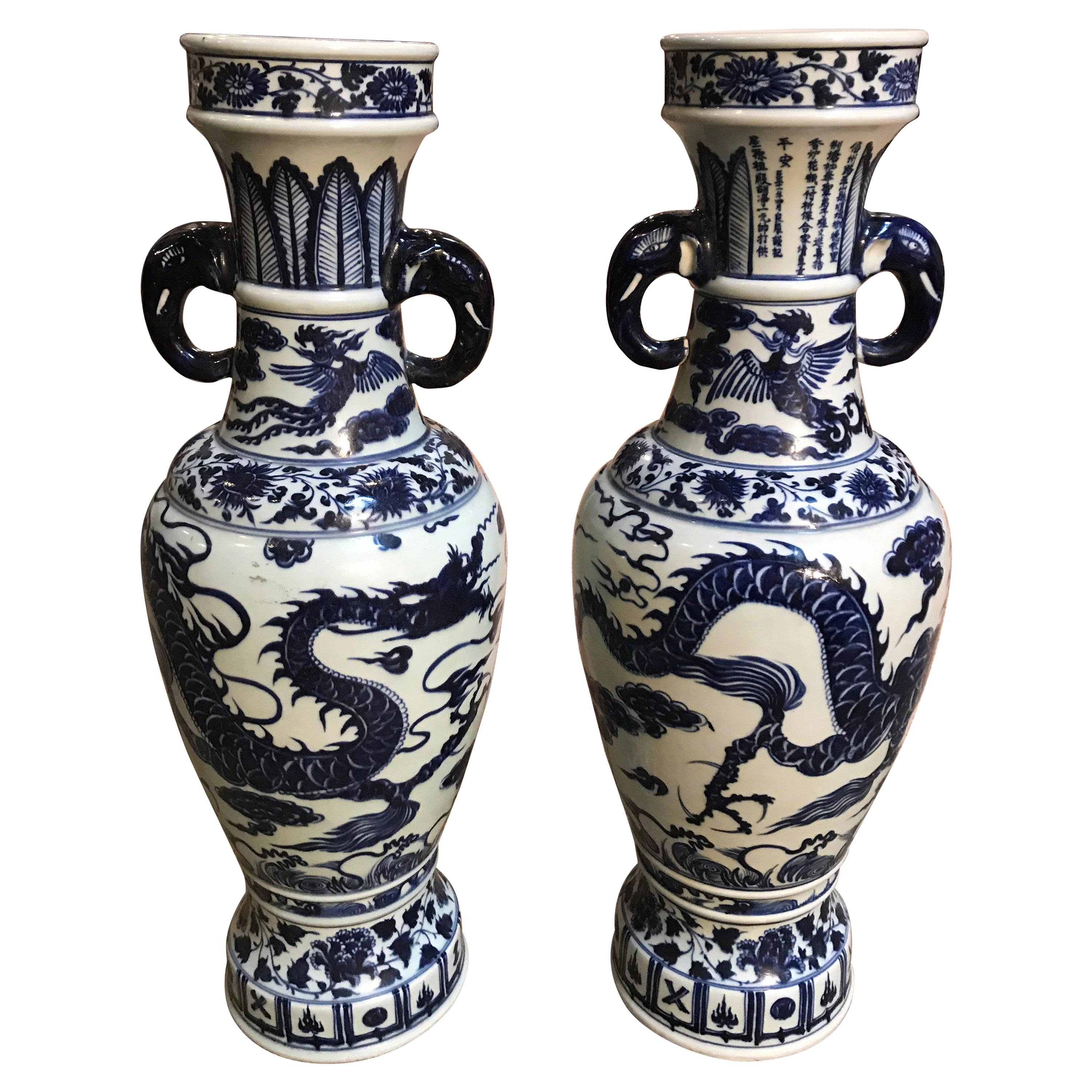 Blaue und weiße Vasen, Paar im Angebot