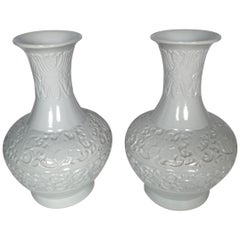 Grande paire de vases japonais en blanc de Chine