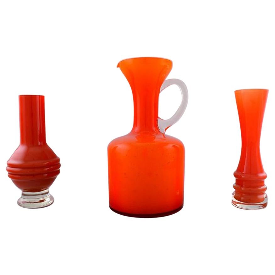 Pichet et deux vases en verre d'art orange, années 1960-1970
