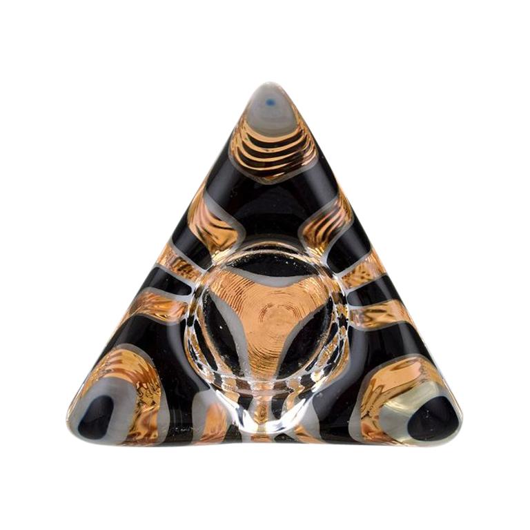 Ulrica Hydman-Vallien para Kosta Boda, Suecia, Candelero triangular