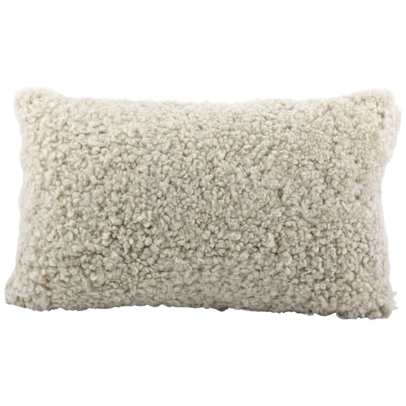 Coussin lombaire en bouclette crème et noix de coco  Peau de mouton Shearling en vente