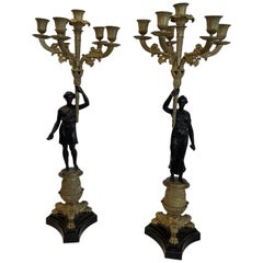 Merveilleuse paire de figurines de style Empire français en bronze patiné et doré de style Regency