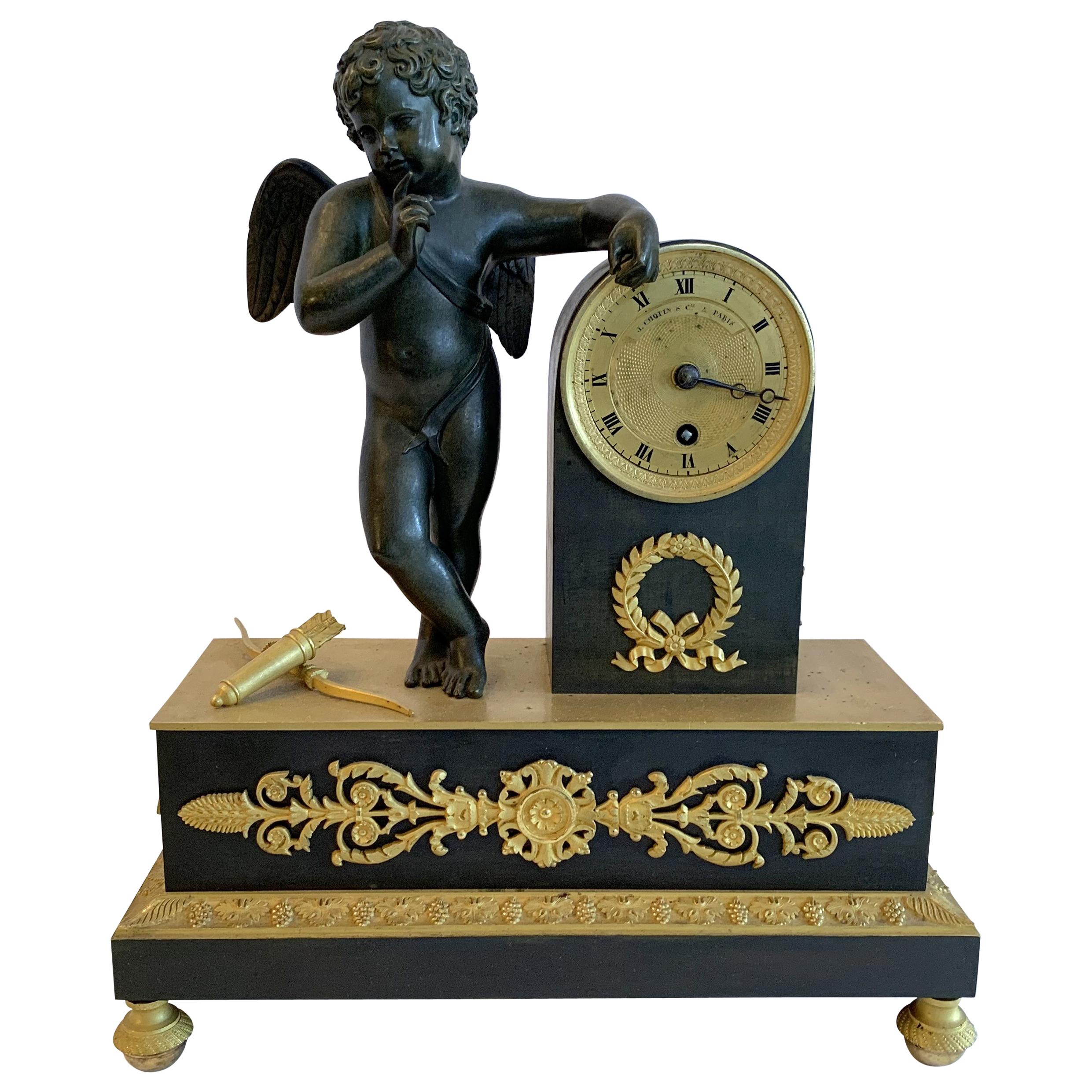 Merveilleuse horloge française Empire en forme de couronne de chérubin Putti en bronze patiné et doré en vente