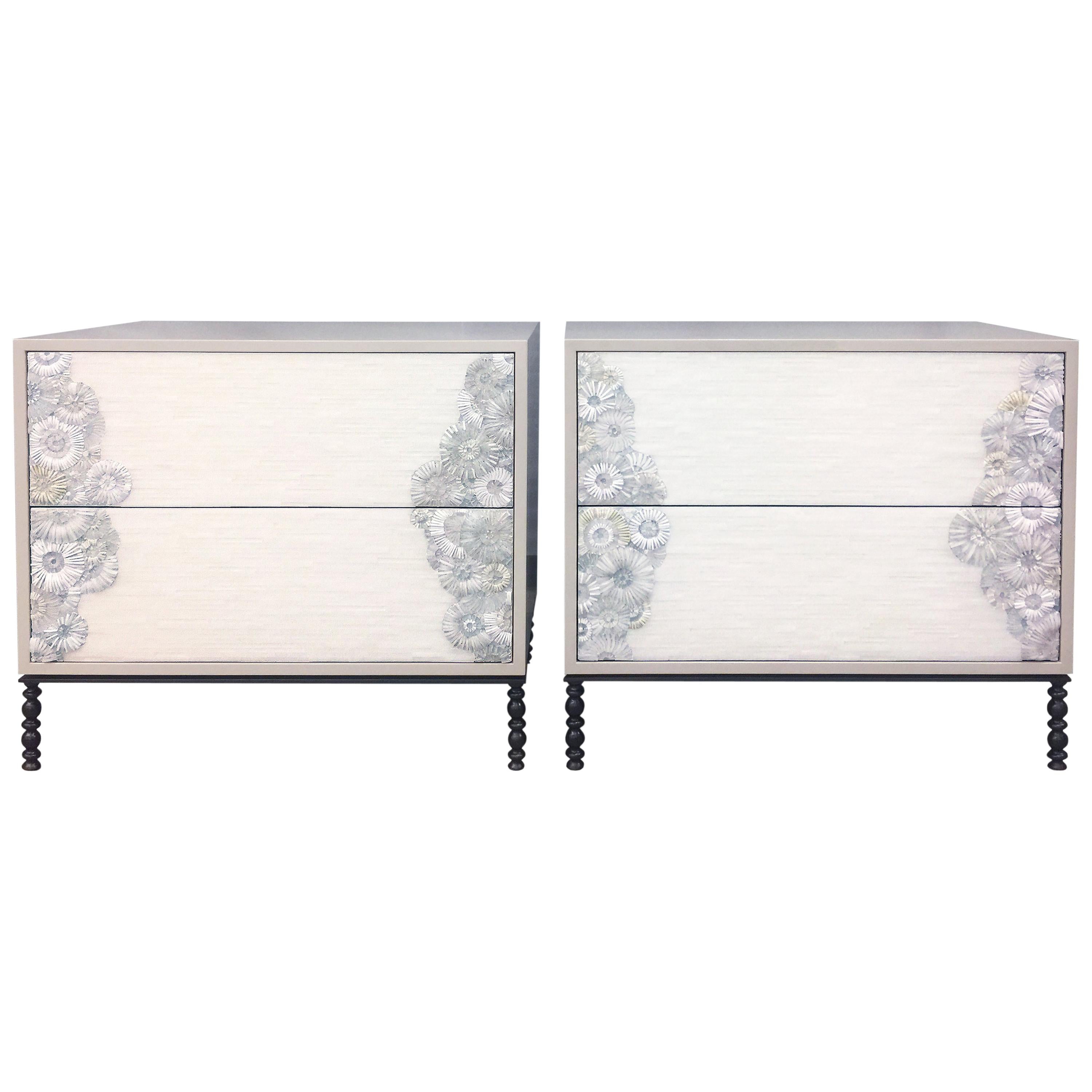 Table de nuit moderne en verre blanc soufflé avec finition gris brumeux par Ercole Home en vente