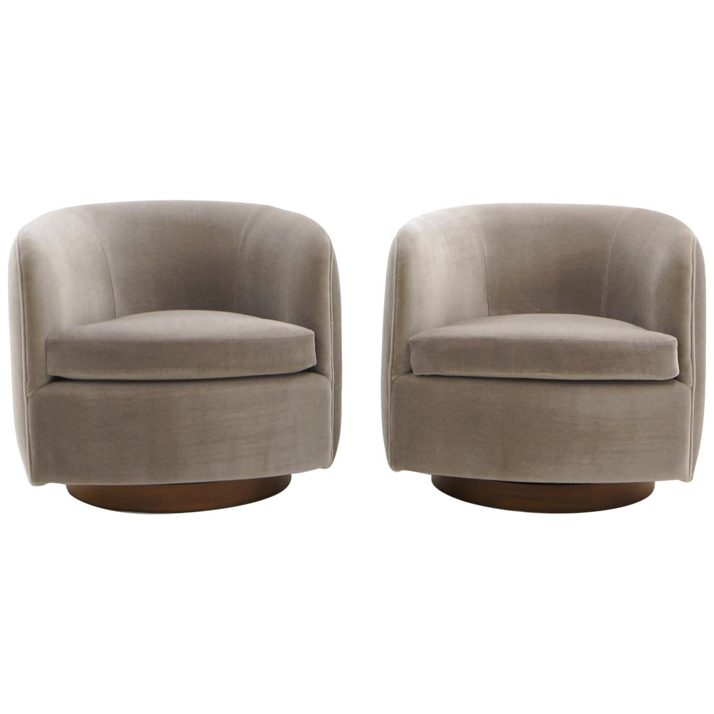 Pair of Tilt Swivel Club Lounge Chairs by Milo Baughman, Light Gray Real Mohair