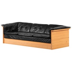 Sofa aus Leder und Kiefernholz im Stil von Charlotte Perriand
