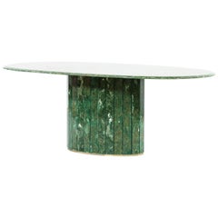 Grande table à manger ovale en marbre vert et cristal