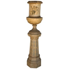 Massiccia urna da giardino in terracotta neoclassica di forma campana raffigurante delle dee