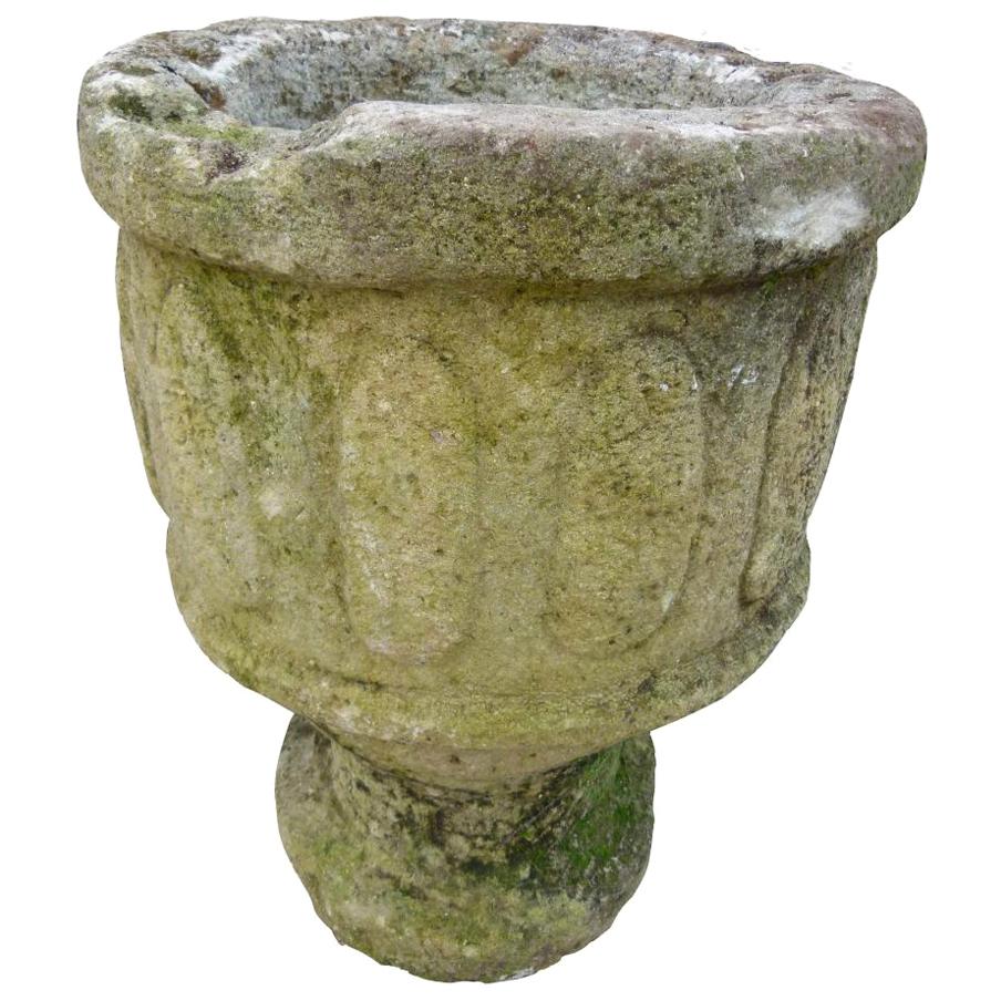 Antiguos jarrones de jardín españoles de piedra caliza tallada en venta