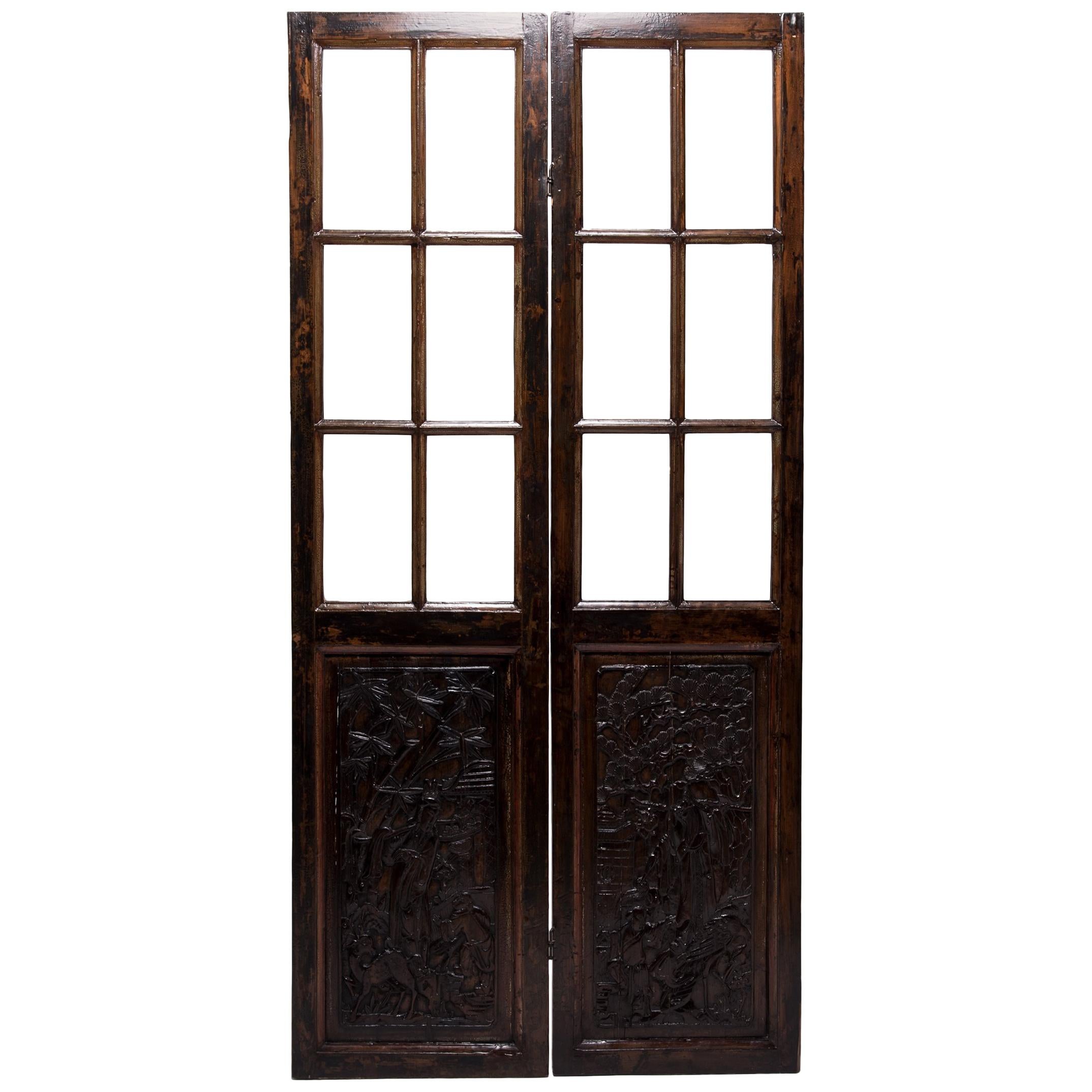 Paire de portes chinoises sculptées avec panneaux de fenêtre en verre, vers 1900 en vente