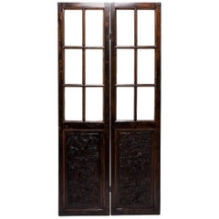 Paire de portes chinoises sculptées avec panneaux de fenêtre en verre, vers 1900