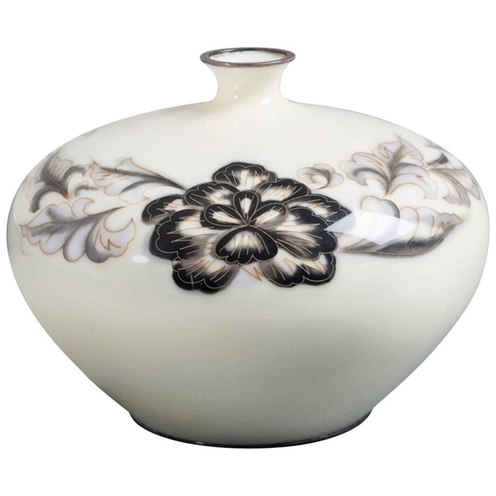 Japanese Cloisonné Cream Enamel Vase by Ando, circa 1930 For Sale