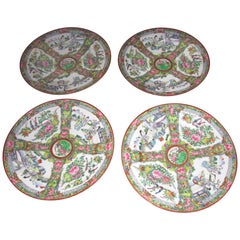ensemble de quatre assiettes d'exportation chinoises du 19ème siècle à motif de rose médaillon