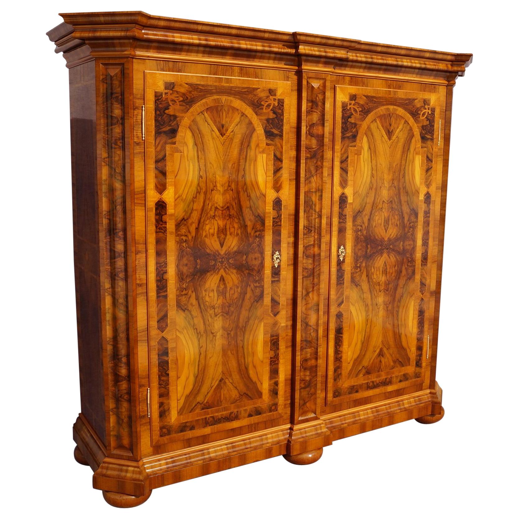 Neo-Barock-Garderobenschrank aus Nussbaumholz von 1900 . im Angebot