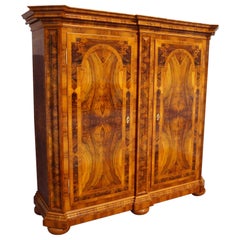 Neo-Barock-Garderobenschrank aus Nussbaumholz von 1900 .