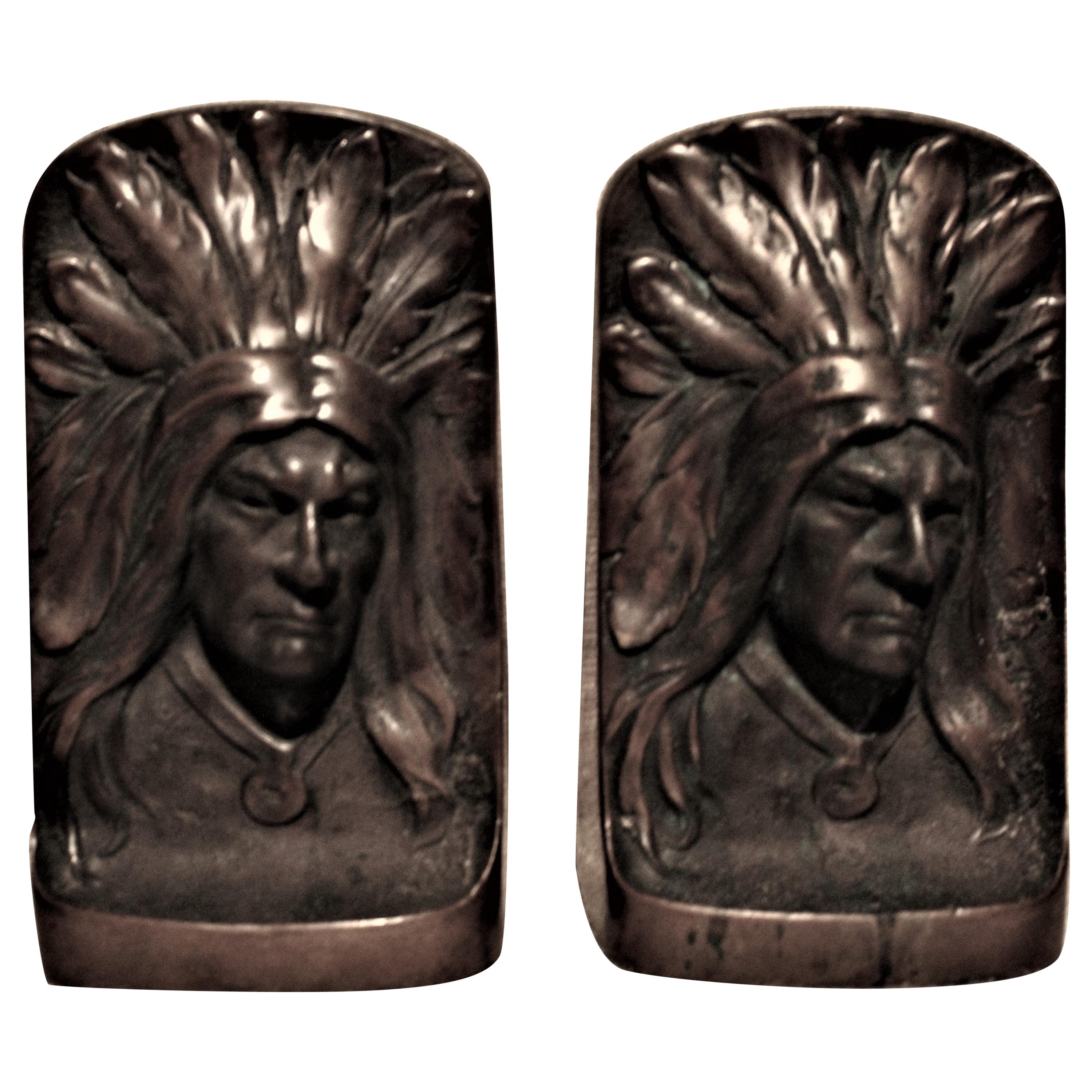 Paar skulpturale Vintage-Buchstützen aus Bronzeguss, Native American Indian Chief, Chief