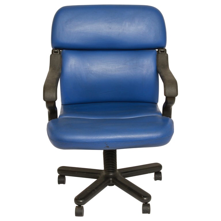 Mid-Century Modern Knoll Style Executive Office Chair in Blue For Sale