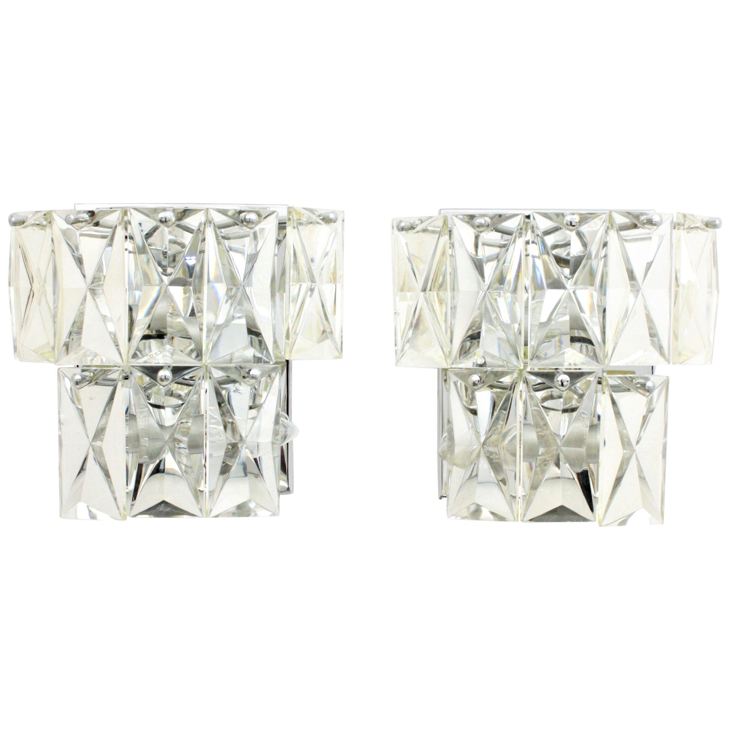 Paar moderne französische Kristall-Wandleuchten im Baccarat-Stil aus der Mitte des Jahrhunderts
Ein Paar von Mid-Century Modern Baccarat StilKristall Wandleuchter. Jedes Stück besteht aus 8 rechteckigen Teilen und einem rautenförmigen Schnitt auf