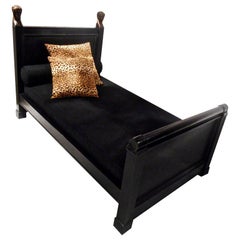 Elegante sofá cama Imperio Sueco de laca negra decorado con cariátides
