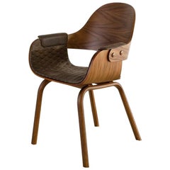 Stuhl mit 4 Beinen aus Nussbaumholz und Leder gepolstert