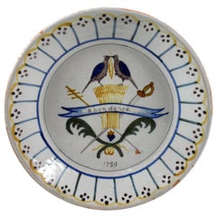 Plat en faïence émaillée à l'étain du 18ème siècle, Nevers, Révolution française, Abondance