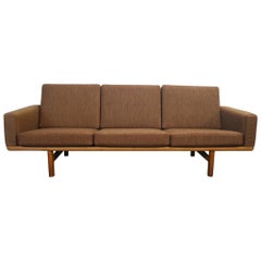 Midcentury Hans Wegner Sofa GE-236/3 GETAMA Massivholz Eiche Braun Wolle Polsterung