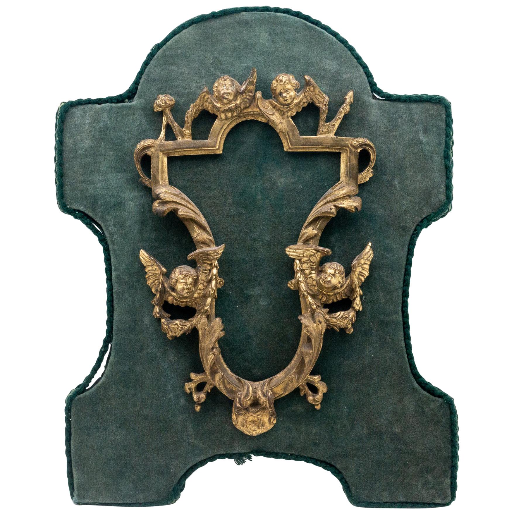 Cadre rococo français du 18ème siècle en bronze doré monté sur velours vert