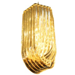 Grande lampadario scultoreo a nastro in lucite