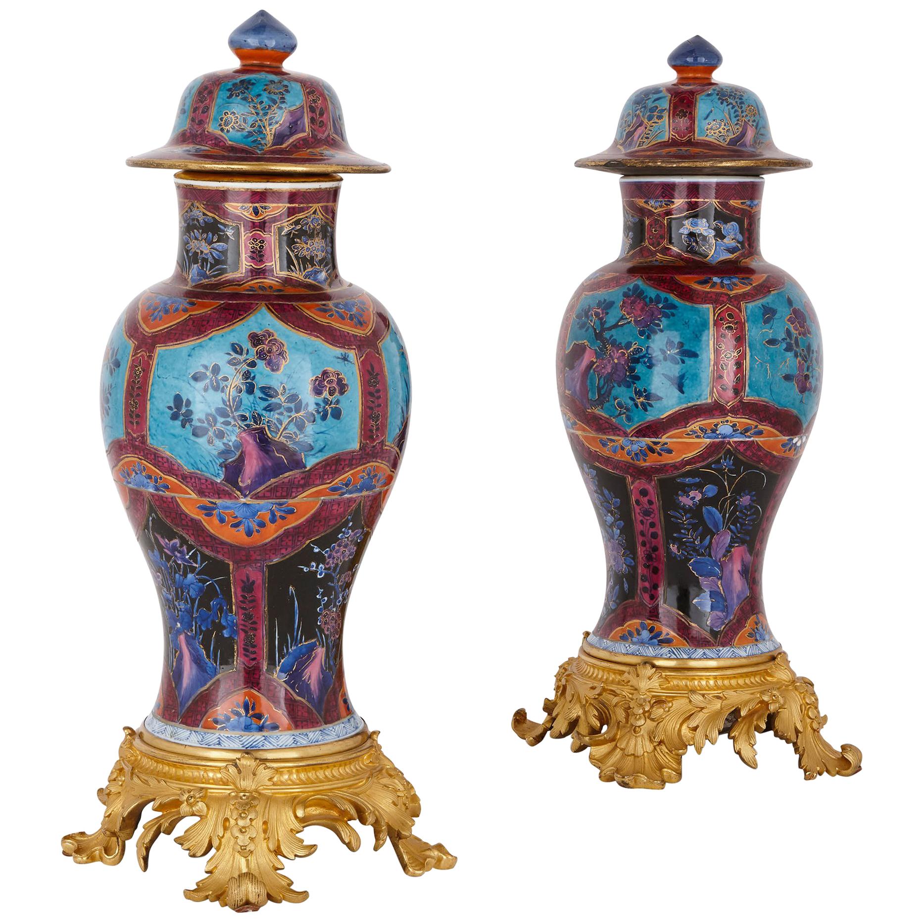 Due vasi in porcellana della dinastia Qing cinese con basi in bronzo dorato in vendita