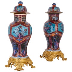 Deux vases en porcelaine chinois de la dynastie Qing avec base en bronze doré