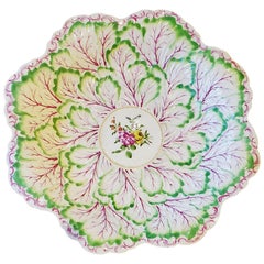 Plat à feuilles et à fleurs en porcelaine de Worcester de la première période