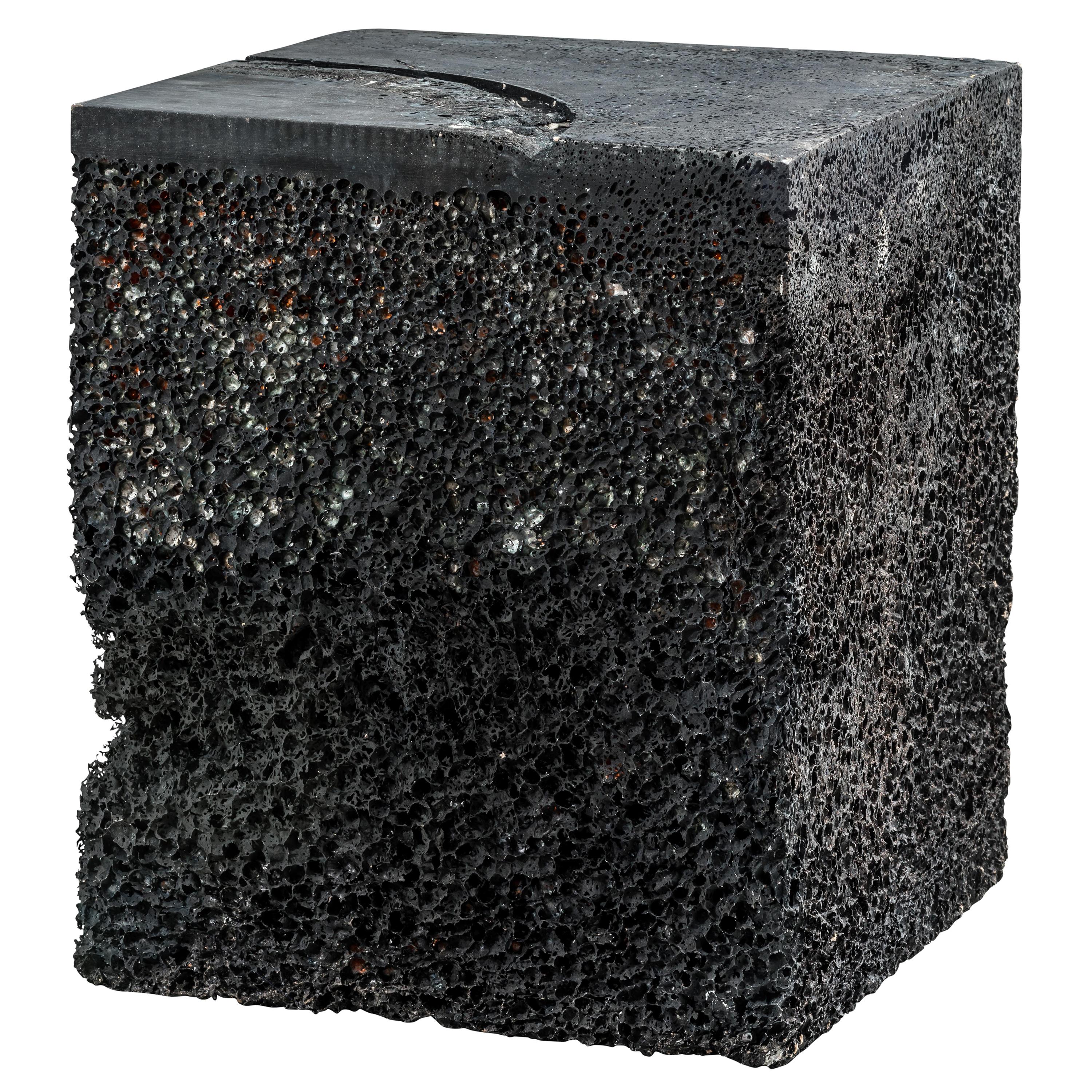 Table d'appoint/base de table en roche noire en mousse d'aluminium par Michael Young
