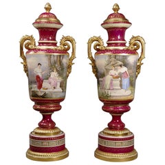 Paire de grands vases d'exposition en porcelaine de Vienne à fond magenta, datant d'environ 1900