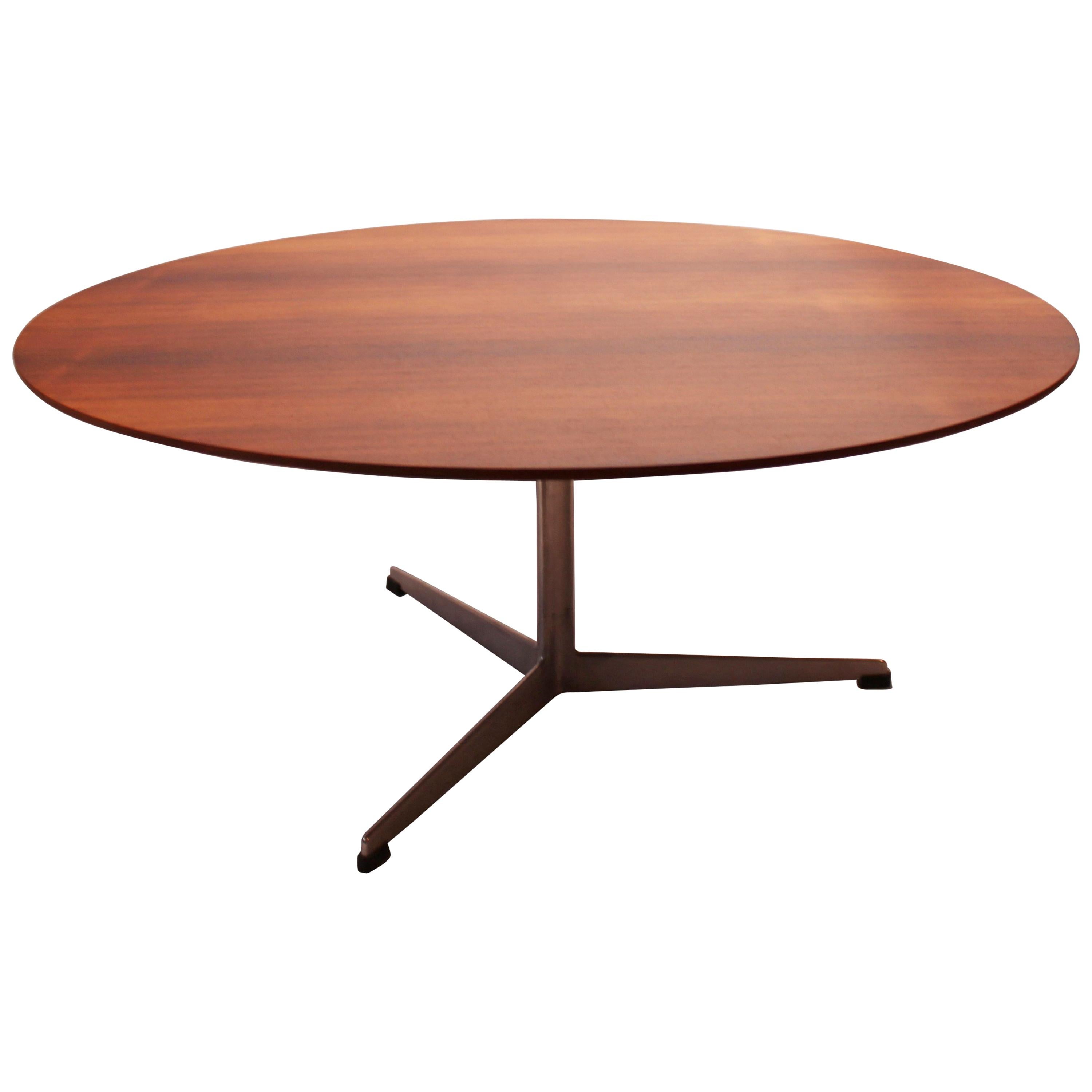 Round Coffee Table, Model 3513, Designed by Arne Jacobsen