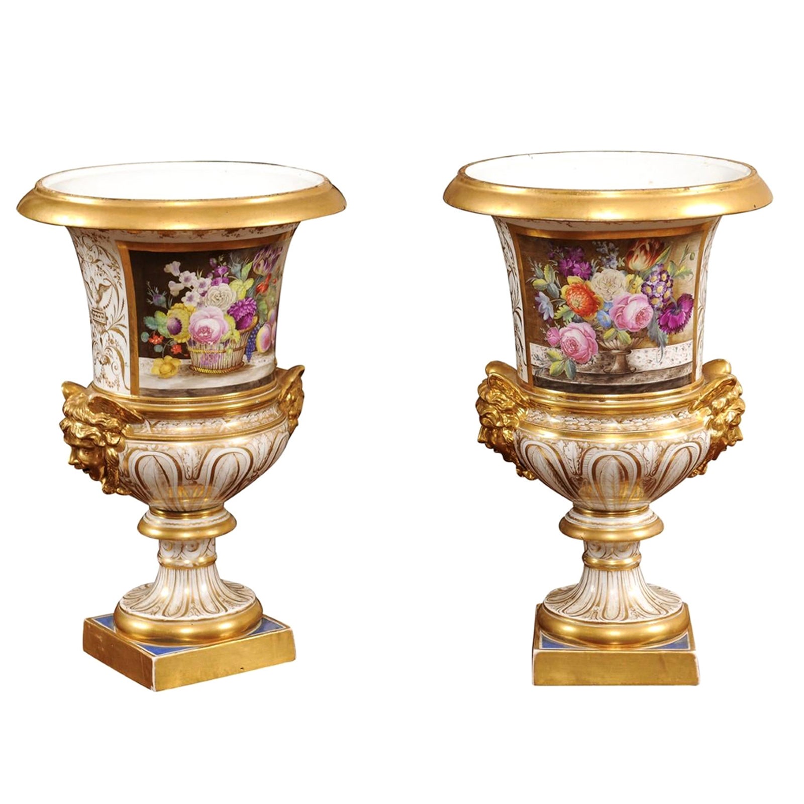 Ein Paar englische Derby-Urnen des 19. Jahrhunderts mit Blumen