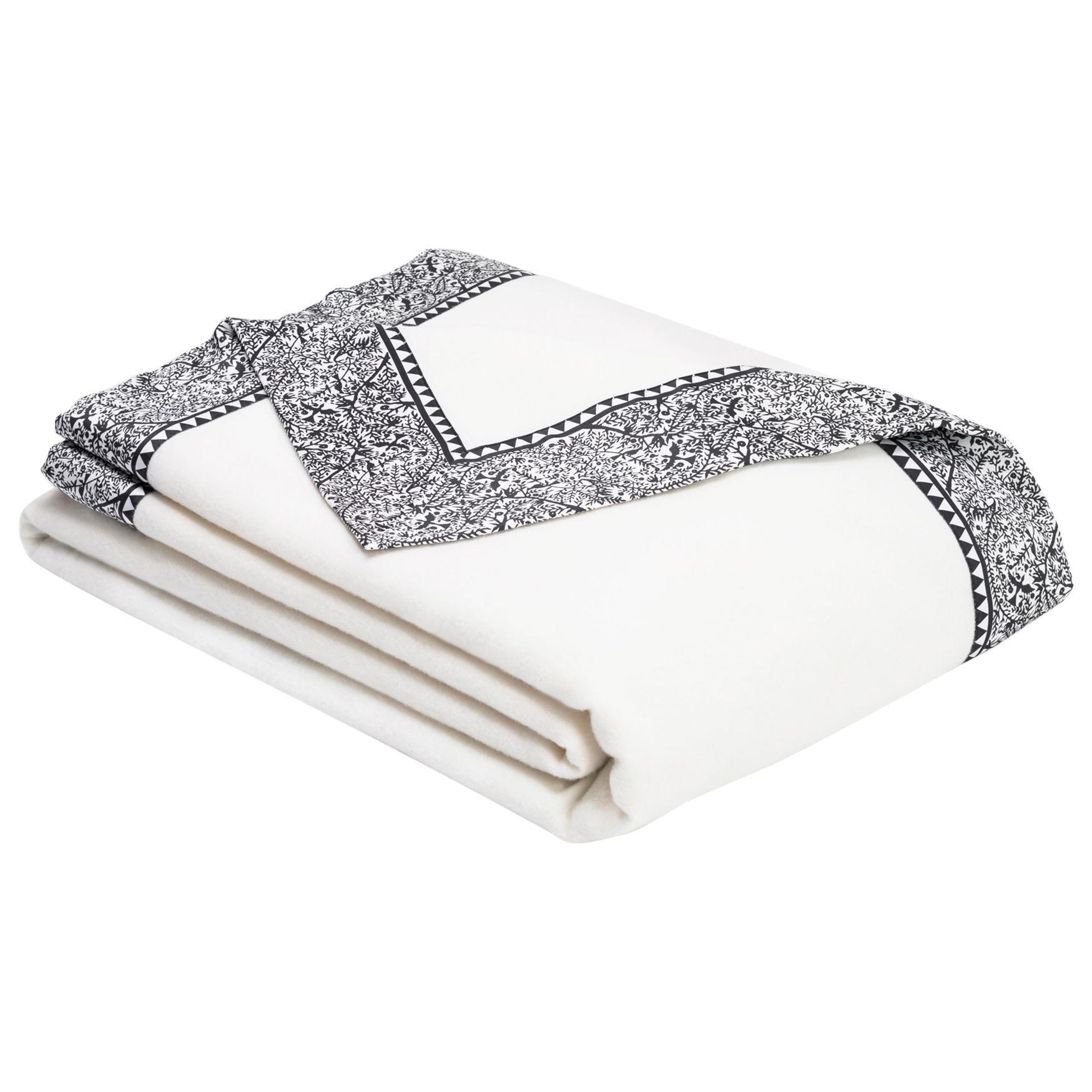 Couverture blanche Emilie Merino pour King-Size avec bordure imprimée grise de JG SWITZER en vente