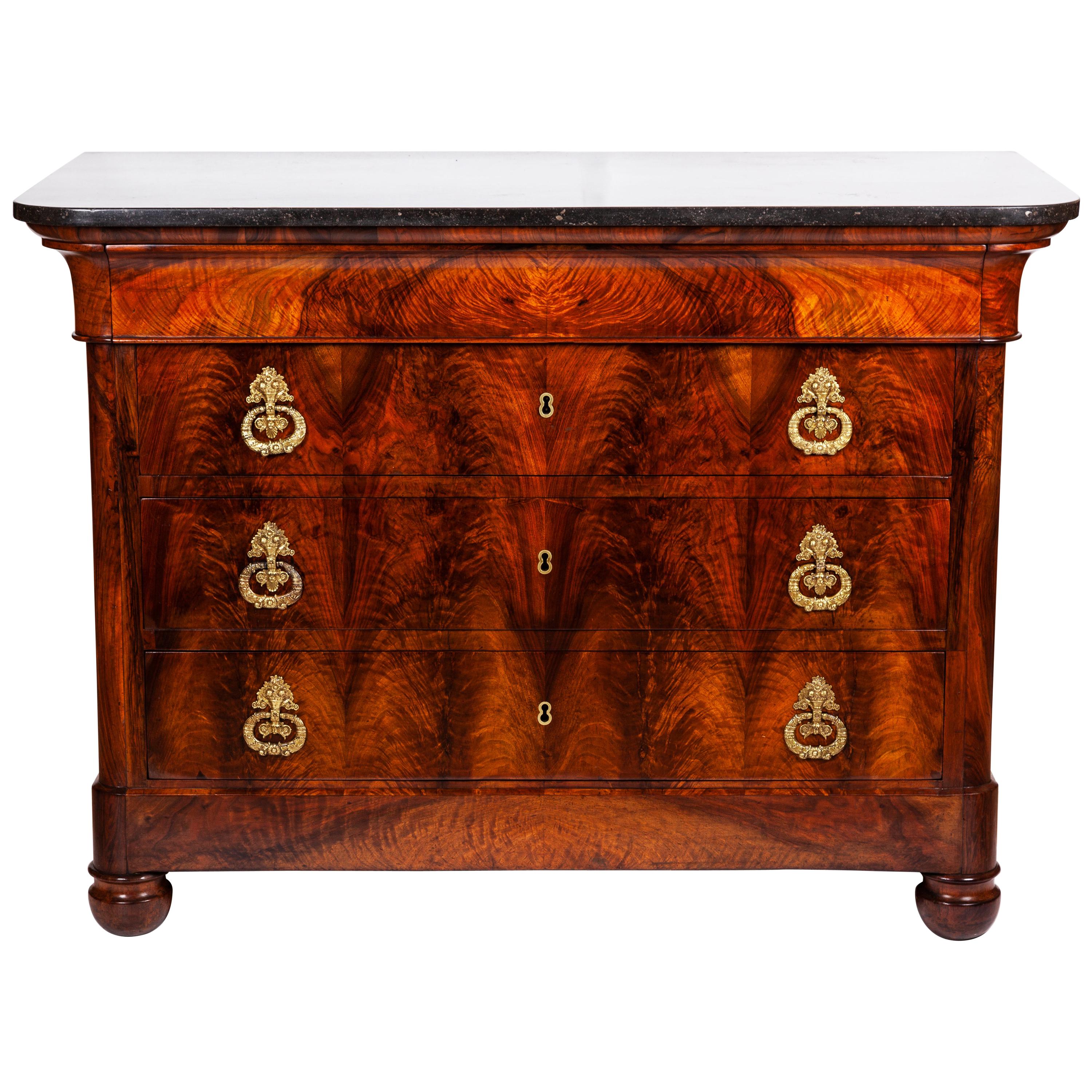 19th Century Restaurazione Flamed Walnut and Black Marble Chest of Drawer For Sale